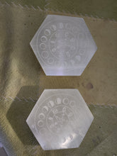 Load image into Gallery viewer, Moon plates